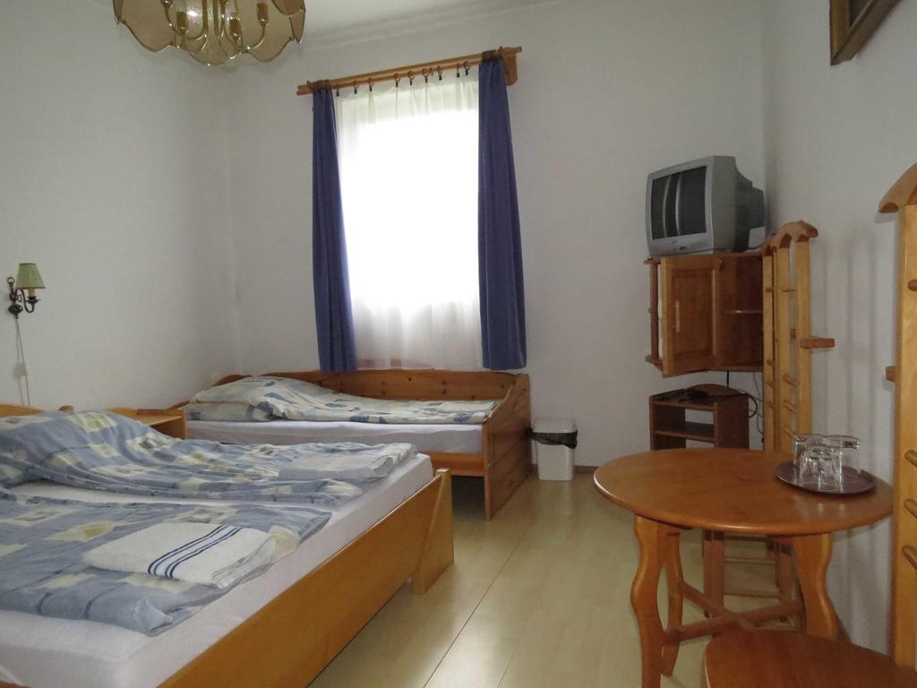 Rezkakas Fogado Bed and Breakfast Zirc Εξωτερικό φωτογραφία